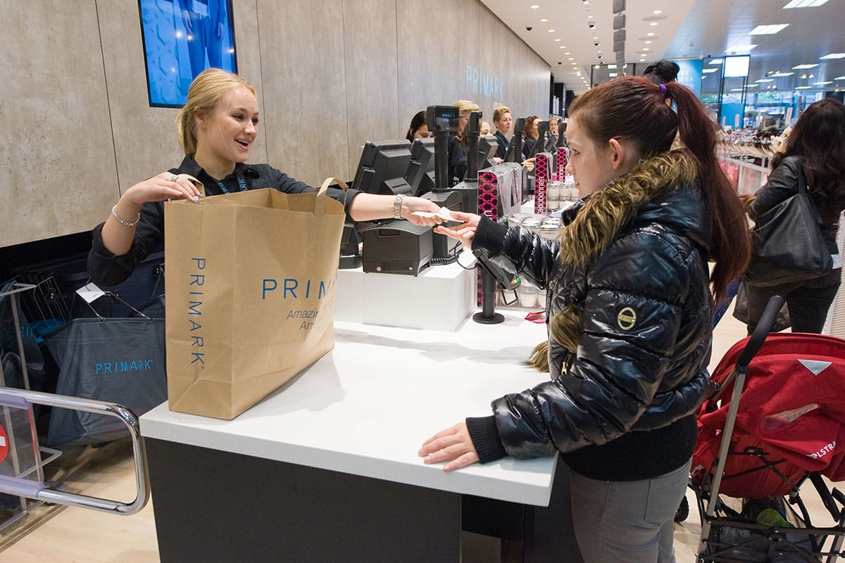 Rayons de vêtements à petits prix chez Primark Montpellier