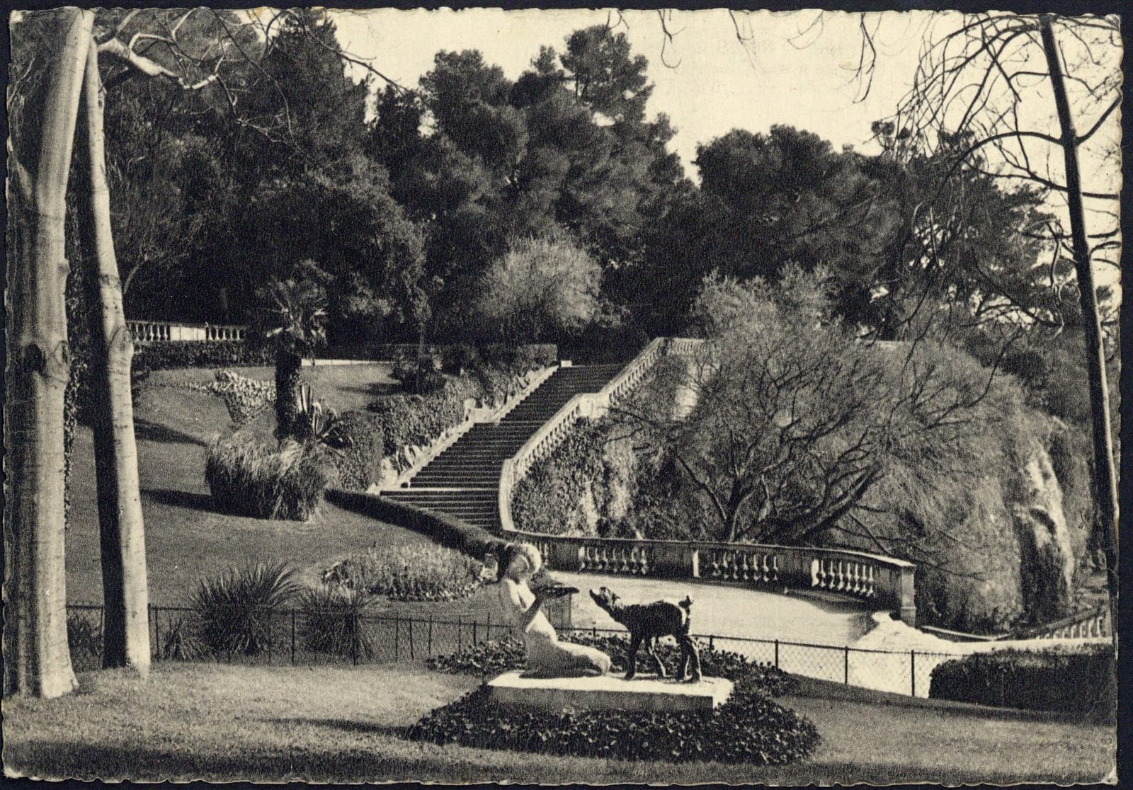 Nîmes, Le Jardin de la Fontaine avec la Jeune Fille au Chevreau de Marcel Courbier