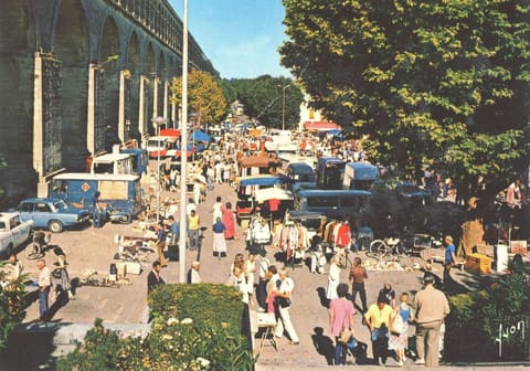 Le Marché au x Puces le long des Arceau x