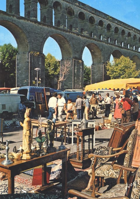 Le Marché au x Puces le long des Arceau x