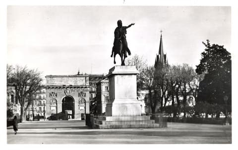 Jardin du Peyrou, L'Arc de Triomphe, Sainte-Anne, Statue de Louis x IV