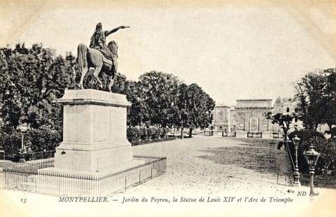 Jardin du Peyrou, statue de Louis x IV et l'Arc de Triomphe