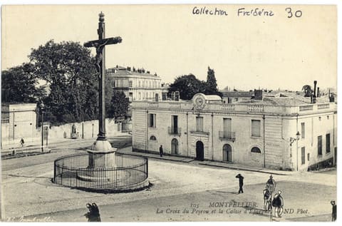 La Croi x du Peyrou et la Caisse d'Epargne