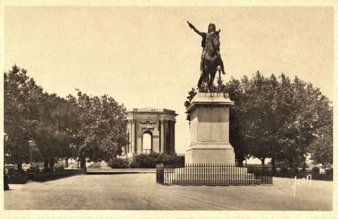 Hérault Jardin du Peyrou Statue de Louis x IV et Château d'Eau