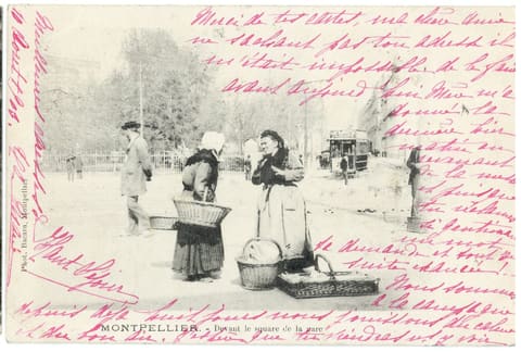 Devant le square de la gare