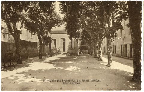Institution des Sourds-Muets et Jeunes Aveugles, Cour d'Entrée