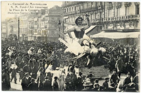 Carnaval de Montpellier Sa Majesté Fend l'Air traversant la Place de la Comédie