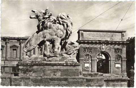 Le Lion d'Enjalbert (Entrée du Peyrou) L'Arc de Triomphe, Le Palais de Justice