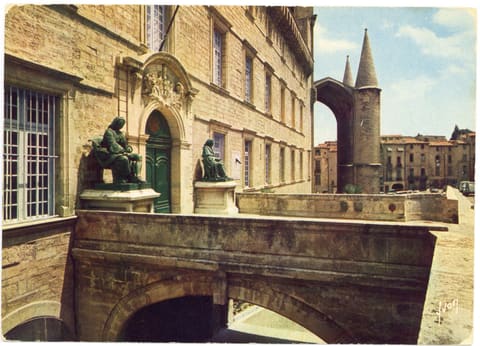 Hérault, Entrée de la Faculté de Médecine