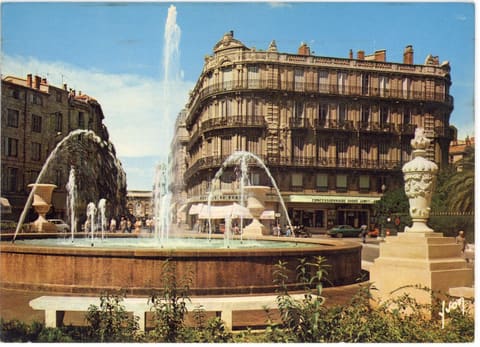 Place de la Préfecture, les Jets d'eau et l'Arc de Triomphe