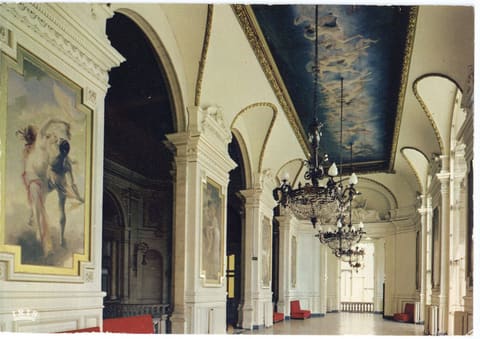 Le Théâtre, Le Salon