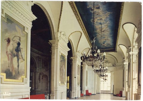 Le Théâtre, Le Salon