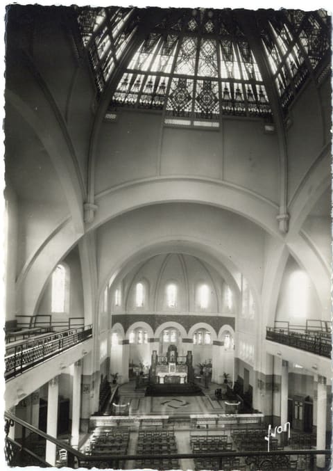 Intérieur de l'Eglise Sainte-Thérèse de l'Enfant Jésus