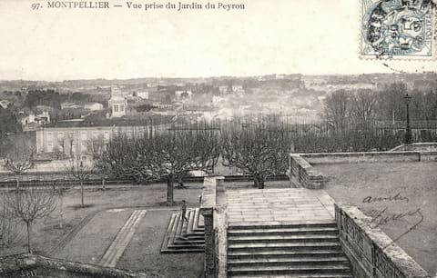 Vue prise du Jardin du Peyrou