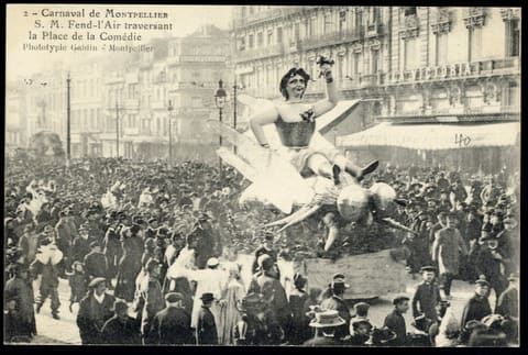 Carnaval de Montpellier, Sa Majesté Fend l'Air traversant la Place de la Comédie