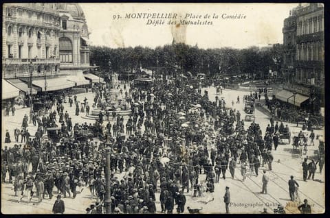Place de la Comédie, Défilé des Mutualistes