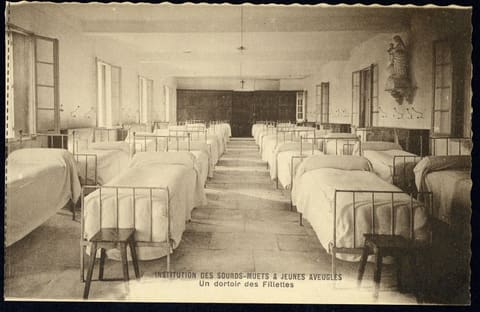 Institut des Sourds-Muets et Jeunes Aveugles, Un dortoir des Fillettes