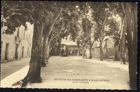 Institut des Sourds-Muets et Jeunes Aveugles, Cour d'Entrée