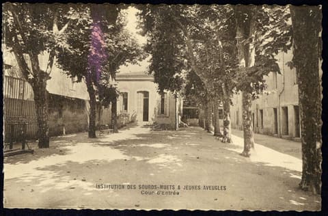 Institut des Sourds-Muets et Jeunes Aveugles, Cour d'Entrée