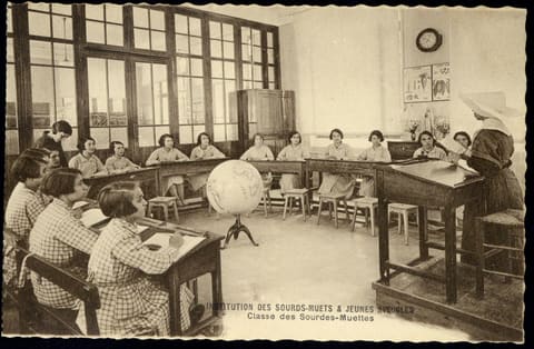 Institut des Sourds-Muets et Jeunes Aveugles, Classe des Sourdes-Muettes