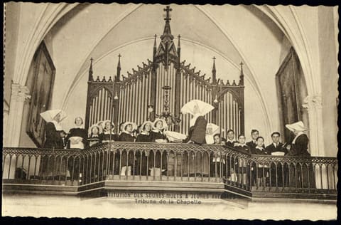 Institut des Sourds-Muets et Jeunes Aveugles, Tribune de la Chapelle
