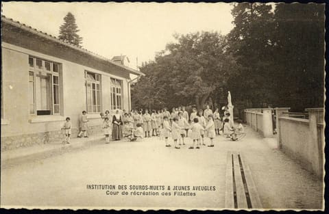 Institut des Sourds-Muets et Jeunes Aveugles, Cour de récréation des Fillettes