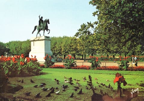 [Jardin du Peyrou et la statue équestre de Louis x IV]