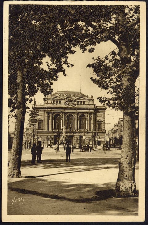 Hérault, La Place de la Comédie et la Théâtre