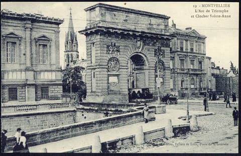 L'Arc de Triomphe et le Clocher Sainte-Anne