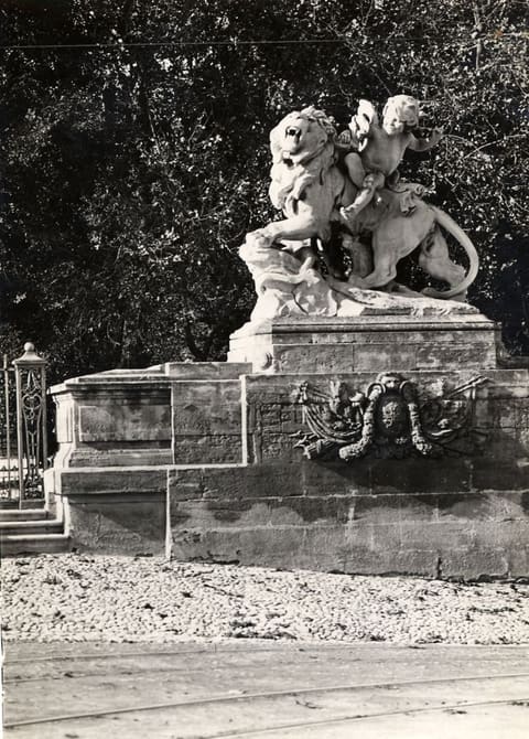 Entrée du Peyrou Le Lion et l'Enfant