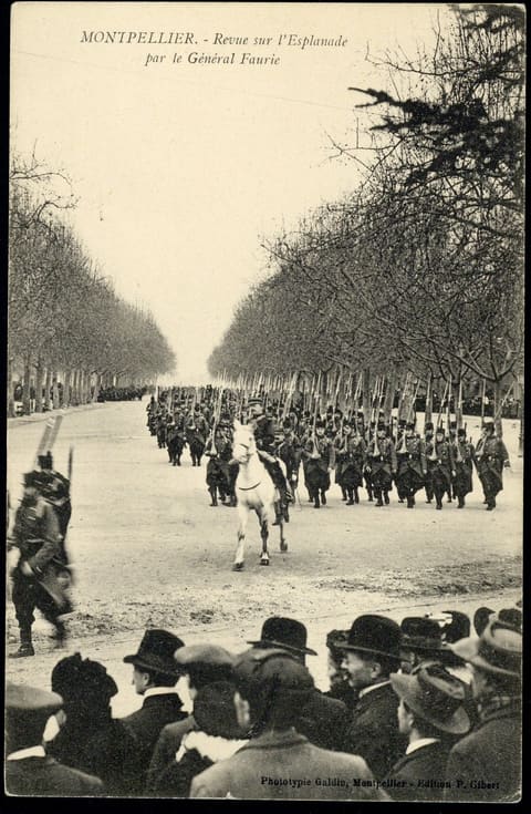 Revue sur l'Esplanade par le Général Faurie