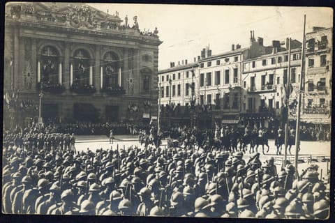 [Défilé militaire place de la Comédie]