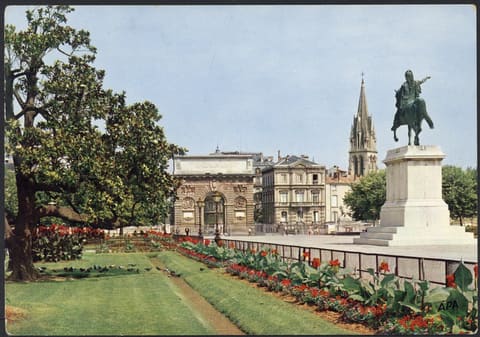 Hérault, Jardin du Peyrou, Statue de Louis x IV et l'Arc de Triomphe