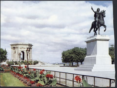 Hérault, Jardin du Peyrou, Statue de Louis x IV et le Château d'Eau