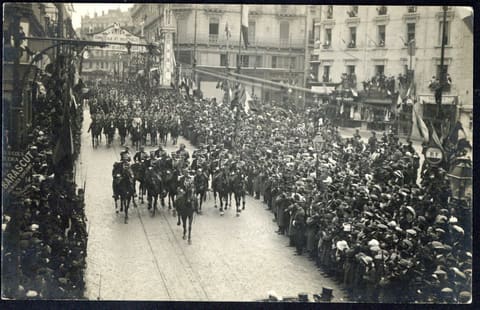 [Place Jean-Jaurès, Défilé militaire]