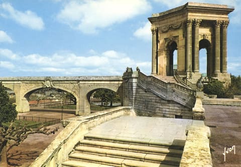 (Hérault) Aqueduc Saint-Clément et le Peyrou x VIIIème siècle
