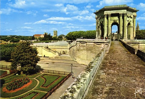 L'Aqueduc Saint-Clément le Château d'Eau et les jardins du Peyrou