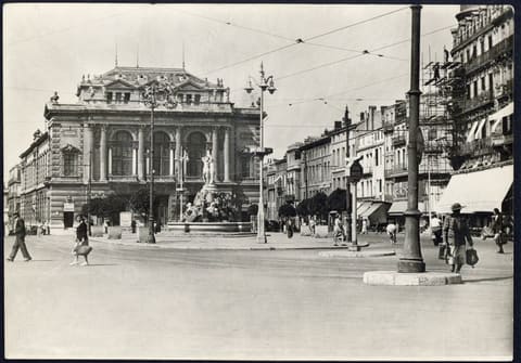 Place de la Comédie, Les Trois-Grâces et le Théâtre