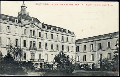 Ecole libre du Sacré-Coeur, Façade principale et aile droite