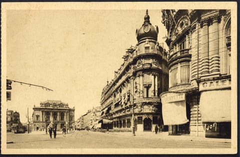 Place de la Comédie, Le Théâtre