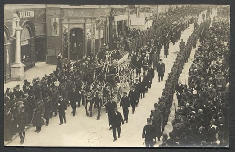 [cortège décès Cardinal de Cabrières, rue de la Loge]