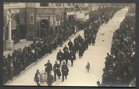 [cortège décès Cardinal de Cabrières, rue de la Loge]
