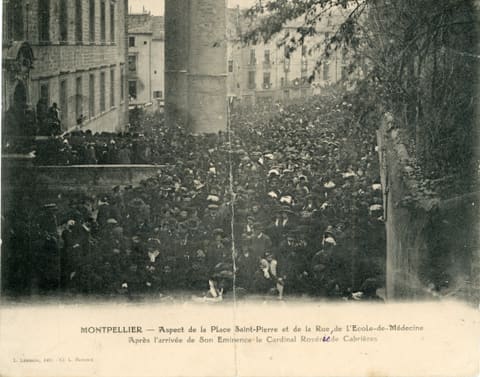 Aspect de la place Saint-Pierre et de la rue de l'Ecole-de-Médecine après l'arrivée de Son Eminence le cardinal Roviéré de Cabrières