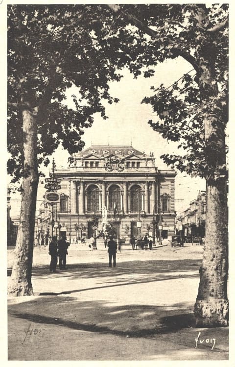 La Place de la Comédie et le Théâtre