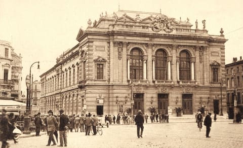 Place de la Comédie Le Théâtre