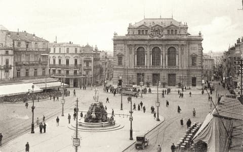 Place de la Comédie et le Théâtre