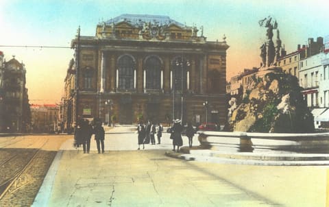 Le Théâtre et les Statues des 3 Graces
