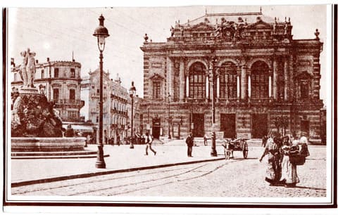 [Le Théâtre]