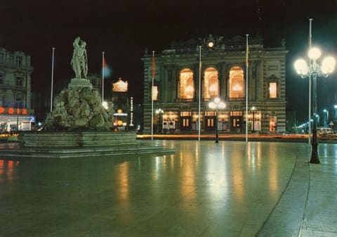 [Le Théâtre]