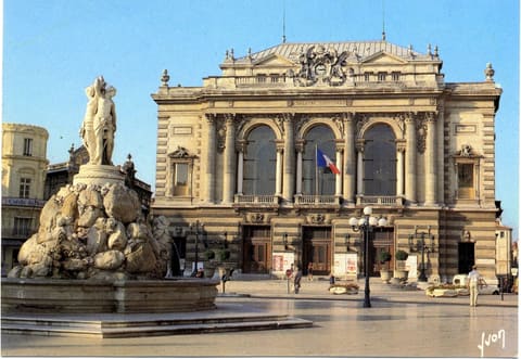 [Le Théâtre]